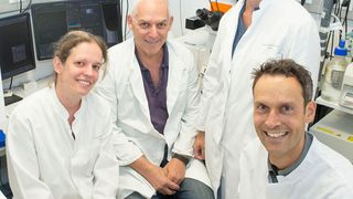 Das Forscherteam am Konfokalmikroskop (von links): Dr. Karen M.J. van Loo, Prof. Yoel Yaari, Prof. Dr. Susanne Schoch und Prof. Dr. Albert J. Becker. (Bild: Katharina Wislsperger/UKB)