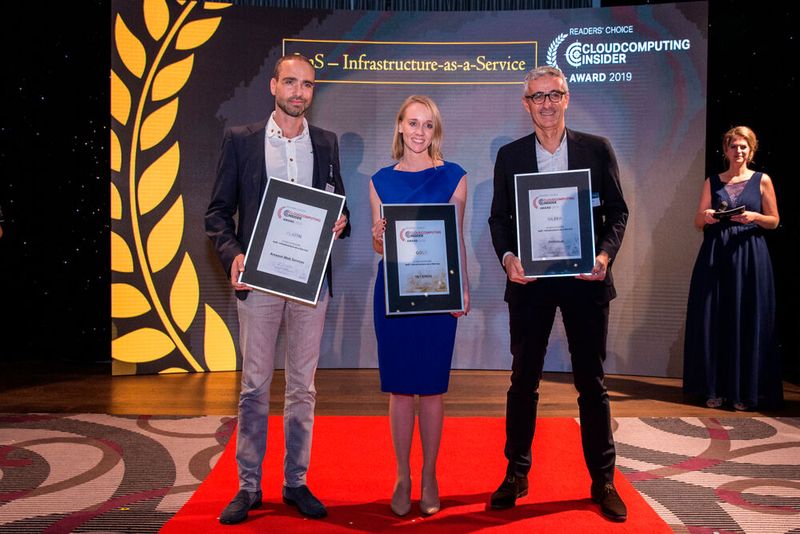 Gleich zwei europäische Unternehmen gewinnen in der Kategorie IaaS - Infrastructure-as-a-Service: Silber und Gold gehen an die französische OVHcloud (mit Sylvain Rouri, re.) und 1&1 IONOS (mit Aline Herth, m.). Die Platin-Trophäe nimmt Florian Hartwig (li.) für Amazon Web Services mit nach Hause. (Bild: artful rooms / VIT)