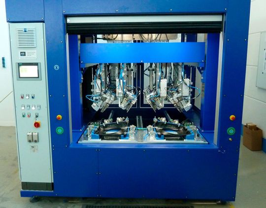 Das ist die Ultraschallschweißanlage von MTH - Maschinenbau Technologie Herrde, die bei Osbra Formteile jetzt Kunststoffteile auf Kfz-Kühler montiert – präzise und wirtschaftlich, heißt es. Das ist die Ultraschallschweißanlage von MTH - Maschinenbau Technologie Herrde, die bei Osbra Formteile jetzt Kunststoffteile auf Kfz-Kühler montiert – präzise und wirtschaftlich, heißt es.