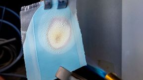Wacker zeigt auf der Battery Show in Stuttgart vom 9. bis 11. Juni, was man mit Silicon in der Elektromobilität alles erreichen kann. Dazu gehört etwa das Elastomer Elastosil CM RT, das sich bei einwirkender Hitze in Keramik verwandelt und Strahlung abschirmt. Aber das ist noch nicht alles ... (Bild: A. Zeller / Wacker)
