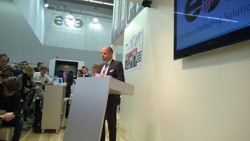 Dr. Adrian Keppler, GF Vertrieb und Marketing bei EOS, stellt neue Lasersintermaschinen für die additive Fertigung in Serie und einen Beratungsservice zur optimalen AM-Nutzung vor. (Bild: D.Quitter, konstruktionspraxis)