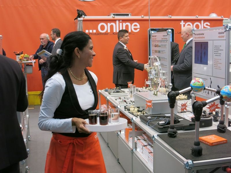 Bei Igus gibt es nicht nur viele neue Produkte, sondern auch leckere Getränke. (Bild: Reinhardt)