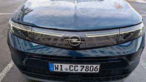 Beim neuen Grandland sind das Markenlogo vorn und der Opel-Schriftzug an der Heckklappe beleuchtet – besonders brillant kommt das bei Tageslicht aber nicht raus. (Bild: Rosenow – VCG)