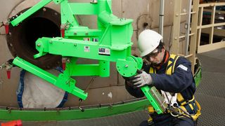 Die Produktfamilie DBI-Sala sind modulare Hebesysteme von 3M für den Einstieg in und die Rettung aus beengten Räumen. Anwender können die Systeme leicht installieren und unkompliziert transportierern. (3M)