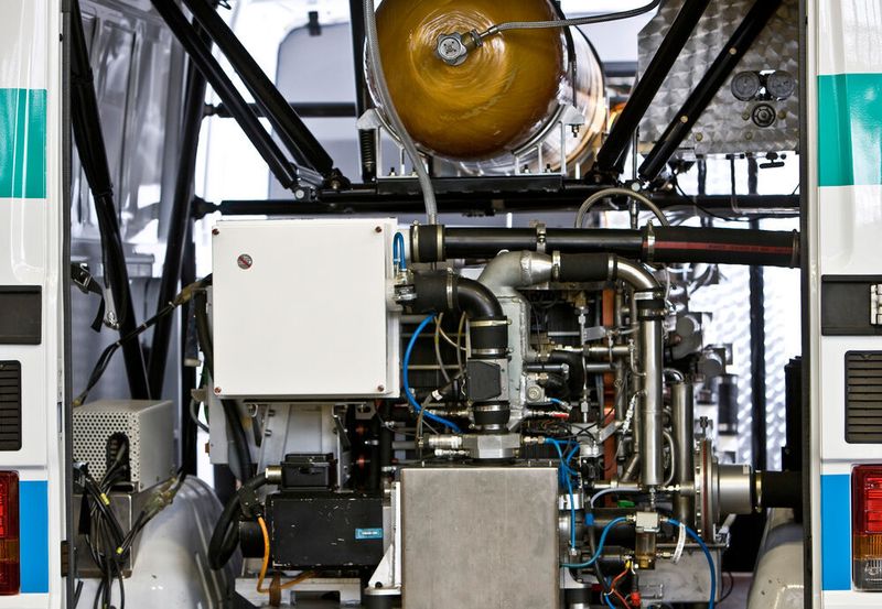 Mercedes-Benz NECAR 1, 1994. Das „New Electric Car“ ist das erste Brennstoffzellenfahrzeug, das unter Alltagsbedingungen funktioniert. Der Antrieb nimmt noch den kompletten Laderaum des Transporters MB 100 ein.  (Daimler)