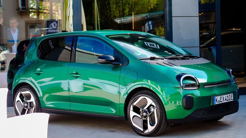 Die Eröffnung stand im Zeichen der Einführung des neuen Renault Twingo E-Tech. (Bild: Autowelt Hartmann)