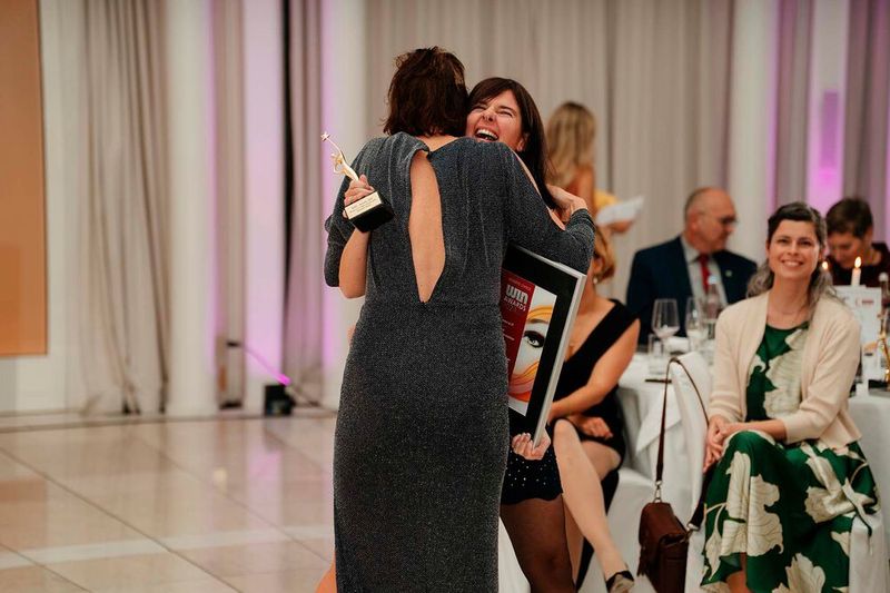 Und die Freude der glücklichen Gewinnerinnen war sichtlich groß.  (Bild: Manuel Emme)