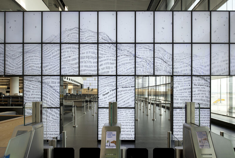 Diese interaktive Kunstinstallation wurde für den neuen Terminal am Flughafen Wien entwickelt, die den ein- und ausgehenden Flugverkehr in Echtzeit interpretiert. (Bild: PNY)