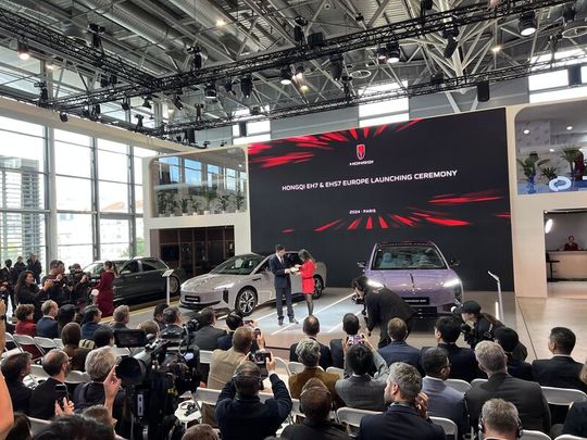 Hongqi is presenting the EH7 electric sedan and the EHS7 SUV at its stand.(Bild:  Dirk Kunde)