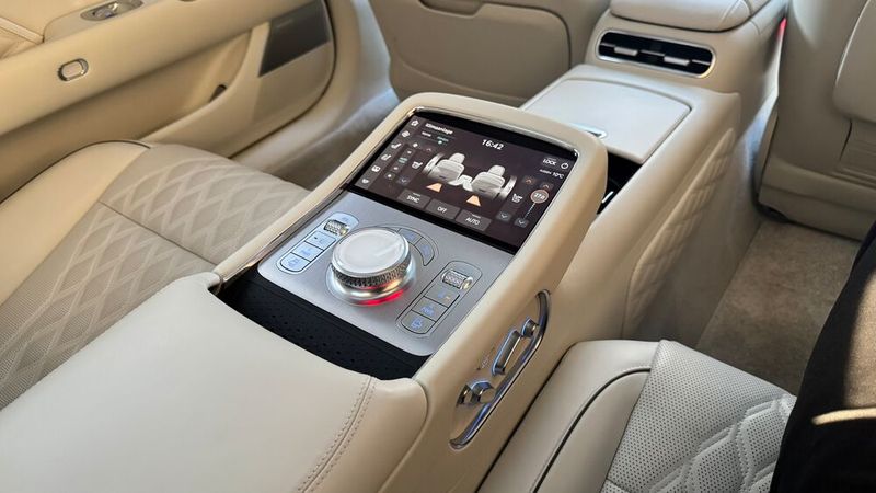 Maximale Kontrolle: Der Fond-Passagier steuert Sitze, Klimaanlage, Ambientebeleuchtung und Massagefunktionen über einen hochwertigen Dreh- und Drückschalter in der durchgezogenen Mittelkonsole.  (Bild: Schreiner – VCG)