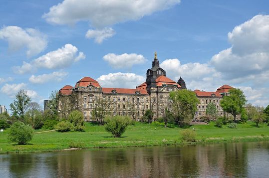 Die Sächsische Staatskanzlei an der Elbe in Dresden.(Bild: ©  traveldia – stock.adobe.com)