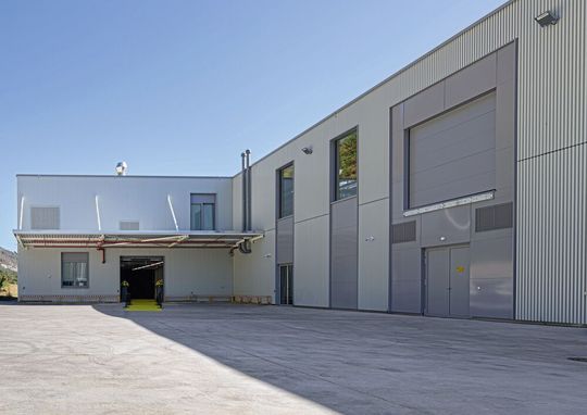 Blick auf das Harting-Werk in Biel: Der Schweizer Standort wächst mit der neuen Werkserweiterung weiter und soll künftig zum Kompetenzzentrum für bleifreies Drehen werden.(Bild:  Harting)