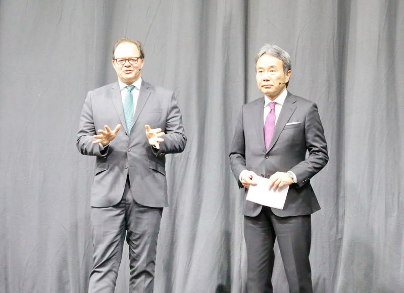 DMG Mori Geschäftsführer Christian Thönes (links) und Dr. Masahiko Mori stellen der internationalen Presse Neuheiten und neue Strategien des Unternehmens vor. (Anne Richter, SMM)