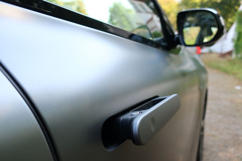 Versenkbare Türgriffe sollen die Aerodynamik verbessern... (Bild: Wehner / kfz-betrieb)