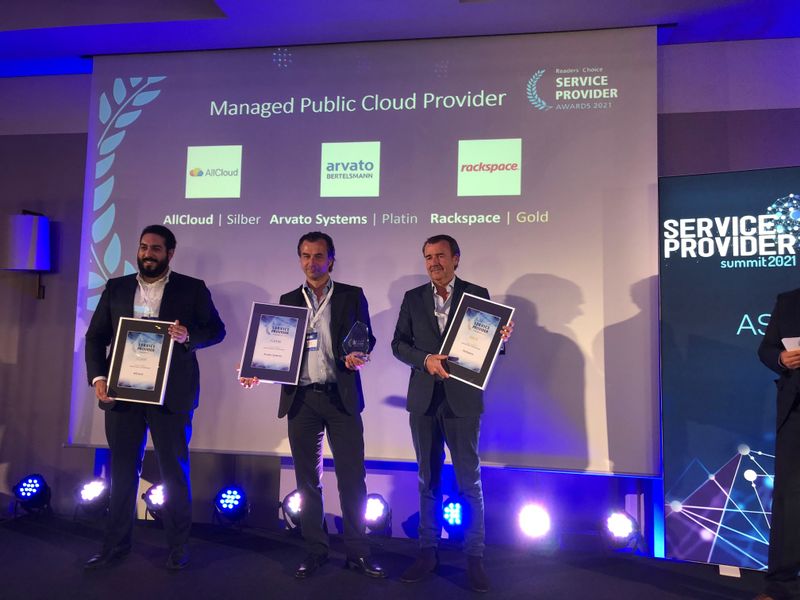 Über die Preise in Silber, Platin und Gold freuen sich (v.l.) AllCloud, Arvato Systems und Rackspace. ()