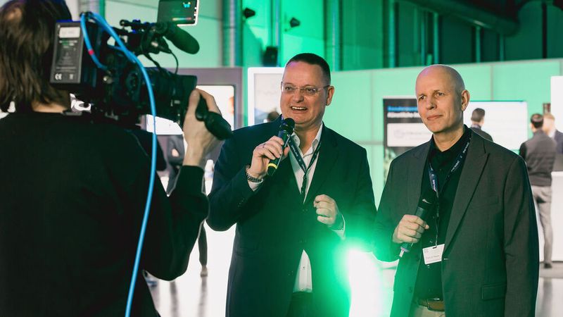 Den ganzen Tag über gab es geführte Rundgänge in der KI-Sonderausstellung, die die Gebrauchtwagencoaches Bert Grammel (li) und Patrick Heun moderierten. (Bild: Stefan Bausewein)