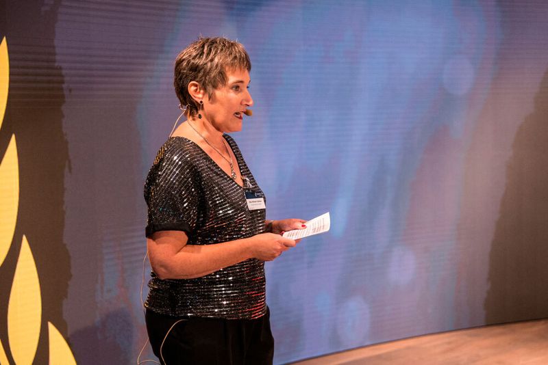 Redakteurin Elke Witmer-Goßner überreicht für CloudComputing-Insider die IT-Awards 2019. (Bild: artful rooms / VIT)