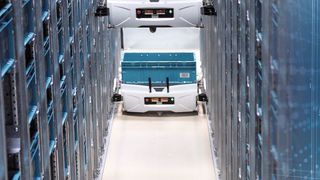 Die Skypod-Lager-Shuttles von Exotec können sowohl am Regal als auch am Boden arbeiten.  (Klinkhammer)