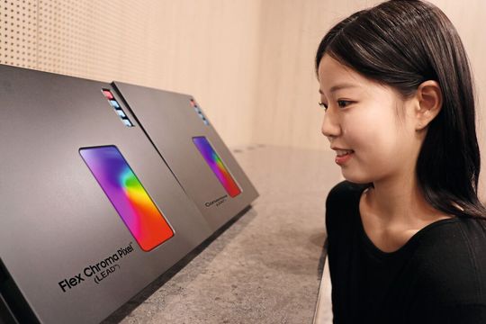 Sichtbarer Unterschied bei Spitzenhelligkeit: Die Gegenüberstellung auf der SID 2026 zeigt Samsungs neues Flex-Chroma-Pixel-OLED im direkten Vergleich. Dank der neuen PSF-Emittermaterialien bleibt die Farbsättigung (96 Prozent BT.2020) auch bei extremen Leuchtdichten erhalten, ohne dass die Farben auswaschen.(Bild:  Samsung Display)