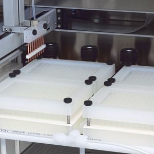 Abb. 3: Das Plattenmodul ermöglicht die parallele Synthese von bis zu 384 Peptiden in vier speziellen 96-well-Filterplatten im Synthesemaßstab von 1 bis 10 Mikromol.(Bild:  CEM)