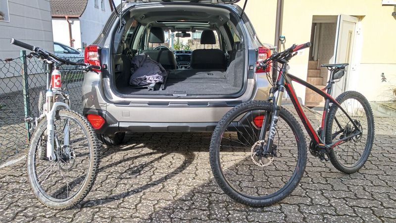 Bei umgeklappter Rücksitzbank passen zwei ausgewachsene Mountainbikes ohne Probleme in den Outback. (Bild: Thomas Günnel)