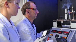 Weil der rote Phosphor immer teuerer wird, hat Lanxess jetzt eine Alternative zu den üblicherweise damit flammgeschützten PA-66-Compounds im Portfolio. Lanxess führt für Entwicklungspartner unter anderem normkonforme Flammschutzprüfungen wie etwa Glühdrahttests durch. (Lanxess / Th. Martin)