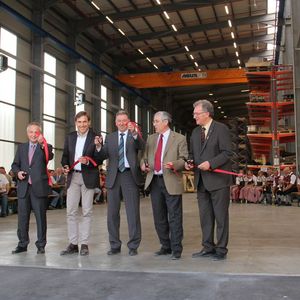 Einweihung der Lagerhalle (v.l.n.r.): Dr. Angelo Schmandra (BHS), Architekt Martin Unzeitig, Bürgermeister Hubert Buhl, Dr. Christof Kemmann (BHS) und Landrat Gebhard Kaiser 