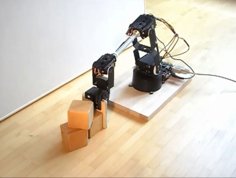 Bild 3: Roboterarm-Steuerung als Beispiel für ein Embedded-Software-System. (itemis AG)