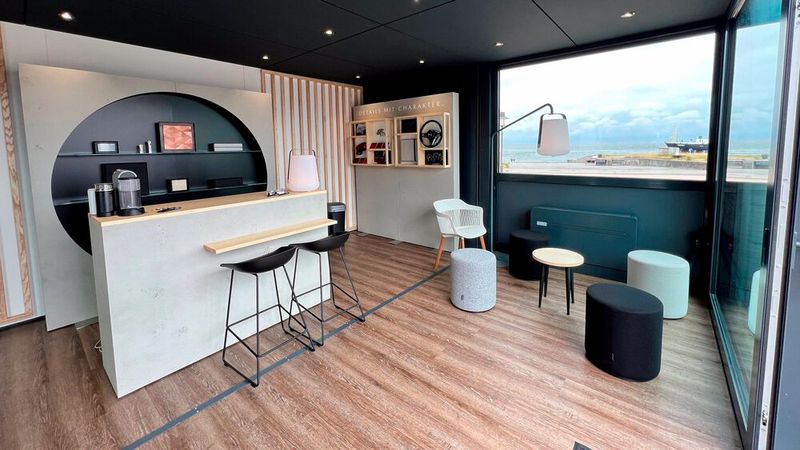 Urlauber können sich dort in zwangloser Atmosphäre über die Modelle und Technologien von Mazda informieren. (Bild: Mazda)