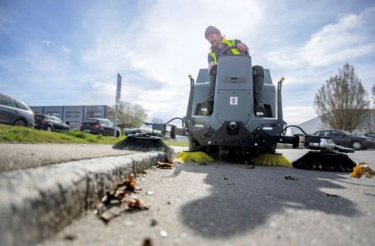 Kärcher bietet mit der Aufsitzkehrmaschine KM 100/120 R Bp Pack jetzt auch ein leistungsfähiges Reinigungssystem mit Akku-Antrieb. Die Kehrmaschine soll etwa ideal für das Säubern von Bahnsteigen und Straßenrändern sein. Hier mehr dazu ... Kärcher bietet mit der Aufsitzkehrmaschine KM 100/120 R Bp Pack jetzt auch ein leistungsfähiges Reinigungssystem mit Akku-Antrieb. Die Kehrmaschine soll etwa ideal für das Säubern von Bahnsteigen und Straßenrändern sein. Hier mehr dazu ...