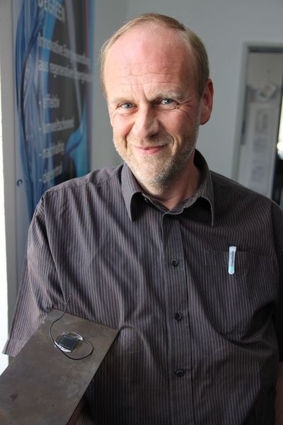 Der Entwickler, Dr. Bernhard Brunner, mit seinem Ultraschallwandler. (Bild: Ernhofer / PROCESS)