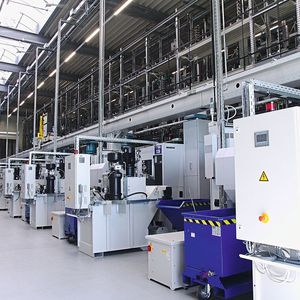 In der jüngsten Fertigungserweiterung sind insgesamt sieben horizontale BAZ miteinander verkettet. Die gesamte Produktion inklusive der Werkzeuglogistik wird von der MMS geplant, gesteuert und überwacht. (Bild: Martinus Menne)