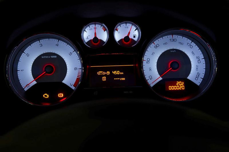 Das weiß hinterlegte Kombiinstrument erinnert an die Eleganz moderner Zeitmesser. (Archiv: Vogel Business Media)