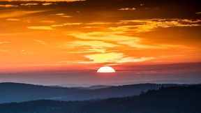 Nachdem es in den ersten vier Monaten 2026 für die deutsche Industrie in Sachen Auftragslage eher mau aussah, hat der Mai als Wonnemonat seinem Namen wohl Ehre gemacht. Analysten glauben nun zwar an mehr Sonne, doch die Wolken sind noch nicht verschwunden ... (Bild: Solarfans)