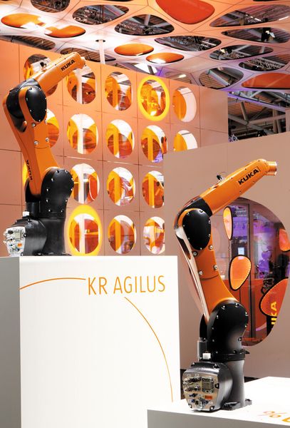 Im Anbaugehäuse befindet sich ein Monoblock 30 Einsatz für 25 Kontakte, die zusammen einen Bemessungsstrom von 16 A (500 V) übertragen. (Bild: Kuka)