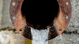 Die Tesla-Gigafabrik in Grünheide braucht viel Wasser. Das führt zu Protesten von Umweltschützern. Jetzt gibt es aber einen Vertrag, der es Tesla ermöglicht, 100 Prozent des eigenen Abwassers im Kreislauf zu nutzen ... (Bild: B. Lubber)