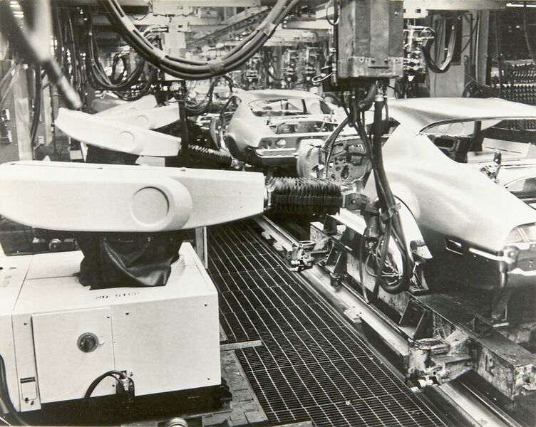 Der Unimate bei der Arbeit in der Automobilproduktionslinie von Ford in den USA. (Benson Ford Research Center/Kawasaki Heavy Industries Ltd.)