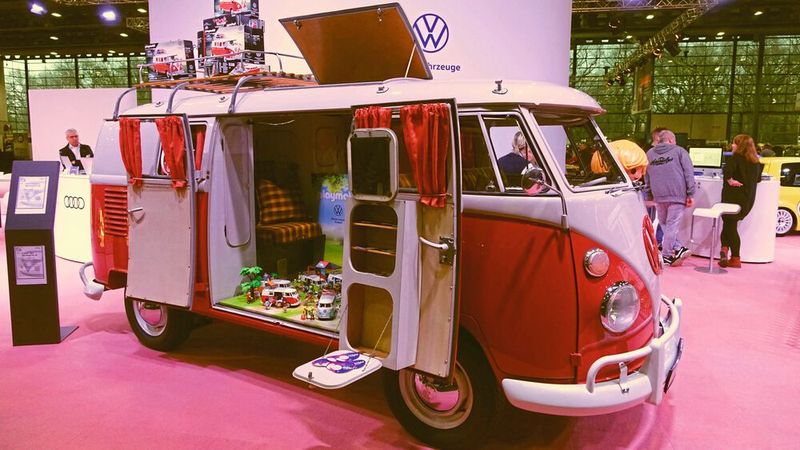 Daneben am Stand von Volkswagen: der 1962 gebaute T1. Camper „Henrik the Red“. Als Playmobil-Variante steht er seit 2021 in den Regalen von Spielzeughändlern. (Bild: Dominsky –  »kfz-betrieb«)
