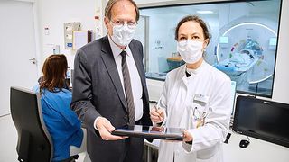Prof. Wolfgang Holzgreve und Prof. Ulrike Attenberger vom UKB besprechen Bilder einer MRT-Untersuchung. (Bild: Universitätsklinikum Bonn (UKB)/J. F. Saba)