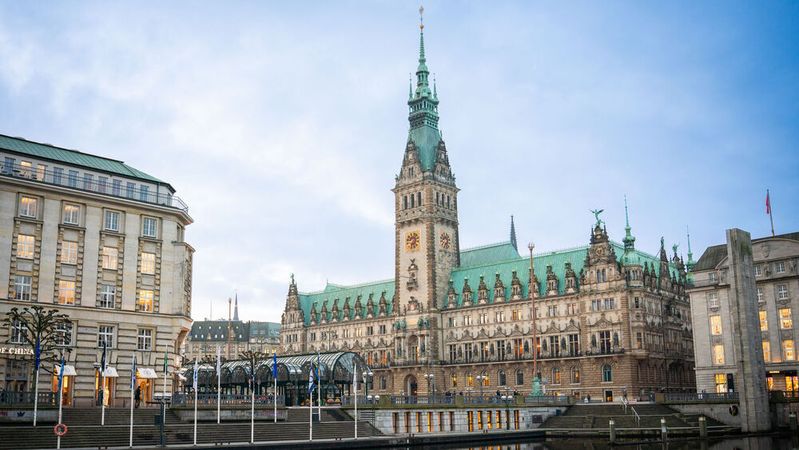 Die Hamburger Senatskanzlei, untergebracht im rechten Flügel des Rathauses der Freien und Hansestadt, befasst sich aktuell mit Datennutzungsrechten.(Bild: © Senatskanzlei Hamburg)