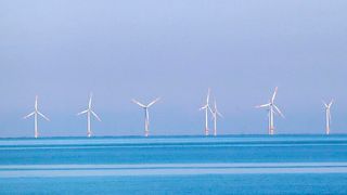 Die Produktion von Wasserstoff in der Nähe von Offshore-Windkraftanlagen verringert Energieverluste und senkt Investitionskosten für lange Stromleitungen. (Bild: frei lizenziert)