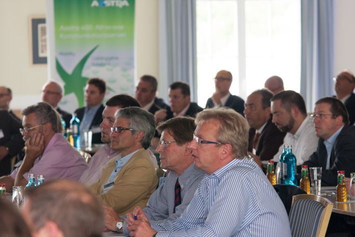 Aastra VIP-Partnerevet 2013 am SchwielowseeHören gespannt zu: Vertriebspartner von Aastra. Weitere Präsentationen gab es zur Videofamilie BluStar Ecosystem sowie zu den Kommunikationsservern Aastra 400 und Aastra 5000. (Aastra Deutschland GmbH)