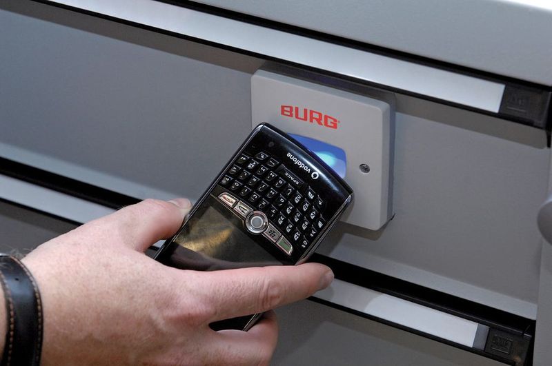 Bild 5: Als elektronischer Schlüssel dienen Transponder, die auch in Handys und Kfz-Schlüssel integriert werden können.  (Bild: Burg)