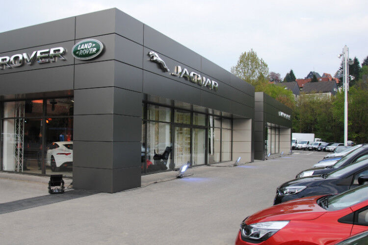 Das Autohaus Eylert ist der erste Betrieb, der die neue Innen- und Außen-CI von Jaguar und Land Rover umgesetzt hat. (Foto: Baeuchle)