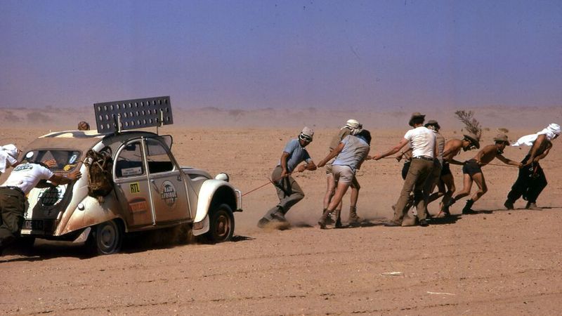 Der 2CV war auf verschiedenen Rallyes auf und abseits der Straßen der ganzen Welt unterwegs – so zum Beispiel 1970 bei der 16.500 km langen Paris-Kaboul-Paris-Rallye, 1971 bei der 13.500 km langen Paris-Persépolis-Rallye und 1973 bei der 8.000 km langen Afrika-Rallye von Abidjan nach Tunis, die alle drei von Citroën organisiert wurden. (Bild: Archives Terre Blanche / Photononstop)