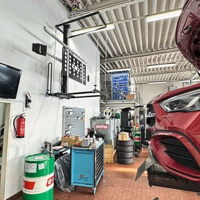 Symbol einer erfolgreichen Werkstatt: Der FAS-Kalibrierstand von 1a Autoservice Amhaz hing in der alten Werkstatt am Kranhaken unter der Decke. Wenn er gebraucht wurde, musste er erst abgelassen, positioniert und nach getaner Arbeit wieder hochgezogen werden – zeitaufwendig, aber mangels Platz die einzige Lösung. (Bild: Schreiner – VCG)