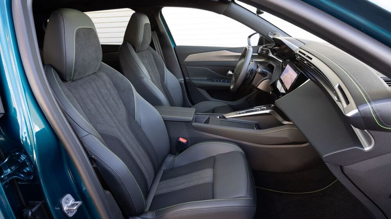 Der 408 kommt mit bequemen, mit dem AGR-Label ausgezeichneten Sitzen. (Bild: Peugeot)