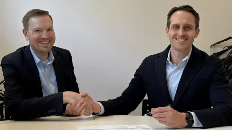 Stefan Jäger (Siemens) und Dr. Christian Hoffart (Sparepartsnow) besiegeln die neue Partnerschaft.(Bild:  Siemens)