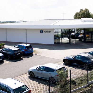Seit 3. August 2026 ist das Autohaus Kühnert am neuen Standort in der Zeitzer Straße 135 in Altenburg geöffnet. (Bild: Autohaus Kühnert)