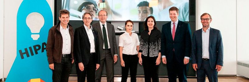 V.l.n.r.: Dr. Ralf Schneider (Allianz), Prof. Dr. Michael Waidner (Fraunhofer SIT), Jörg Hessenmüller (Commerzbank), Dr. Haya Shulman (Fraunhofer SIT), Generalkonsulin Sandra Simovich, Staatssekretär Dr. Stefan Heck und Dr. Michael von der Horst (Cisco) (Bild:  Fraunhofer SIT / Catharina Frank)